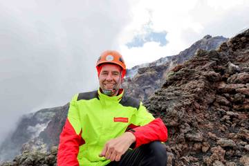 Lukáš Krmíček u hrany severovýchodního kráteru Etny. Foto: Massimo Siragusa