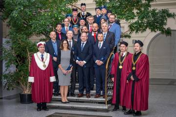 Noví docenti a docentky s rektorem a prorektory  | foto: Václav Koníček