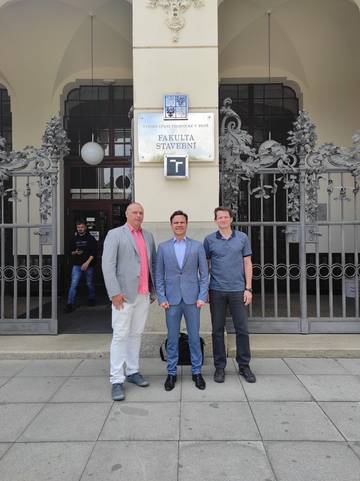 Zleva doc. Seitl, prof. Domski (děkan) a prof. Eliáš před hlavní budovou FAST VUT v Brně