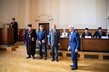 Profesor Štefan Kassay předal ocenění osobnostem i z oblasti podpory vědy a vzdělávání | foto: Ondřej Lokos