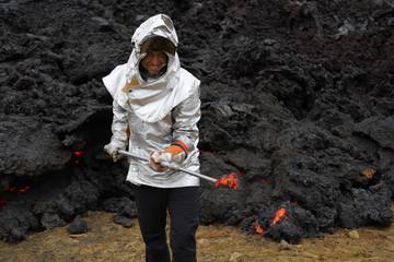 Lukáš Krmíček při odběru čedičové lávy vulkánu Litli-Hrútur.