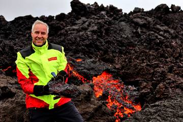 Lukáš Krmíček při odběru částečně utuhlých láv erupce Sundhnúkur. Snímek Jóna Sigurlína Pálmadóttir