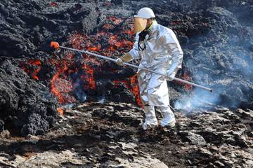 Lukáš Krmíček při odběru čedičové lávy