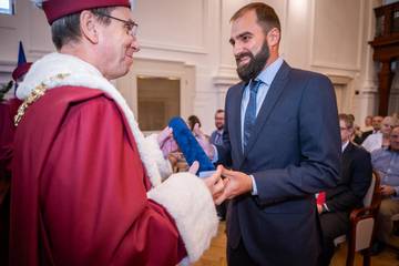 Docent Lukáš Novák přebírá jmenovací dekret z rukou rekora VUT v Brně | foto: Václav Koníček