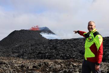 Lukáš Krmíček ukazuje na jižní stěnu sopečného kuželu, který vykazuje znaky možného blízkého kolapsu