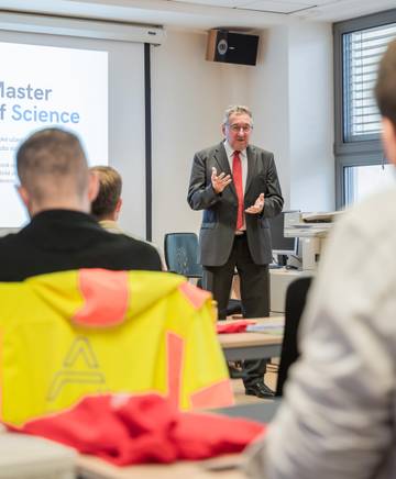 Děkan Fakuty stavební VUT v Brně prof. Rostislav Drochytka zahájil první den výuky v programu Master of Science | foto: Svatopluk Pelčák