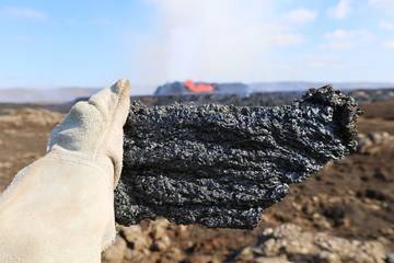 Vzorek čerstvě utuhlé provazové lávy.