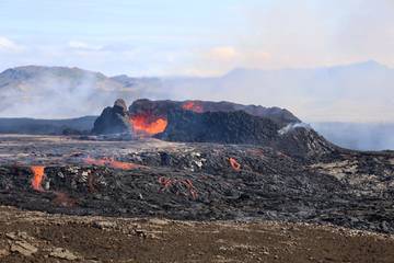 Sopečný kužel několik hodin po dramatickém kolapsu boční stěny.