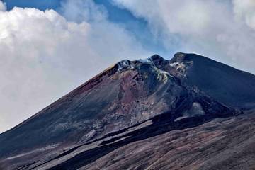 Stav nestabilního jihovýchodního kráteru Etny po poslední erupci ze dne 19. 6. 2025. Foto: Lukáš Krmíček