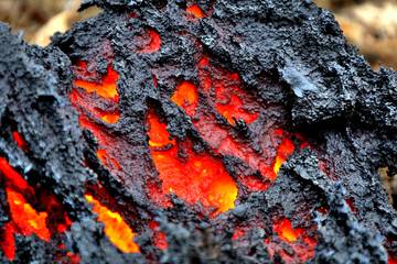 Detailní pohled na strukturu tuhnoucích láv aktivní erupce Sundhnúkur. Snímek Lukáš Krmíček